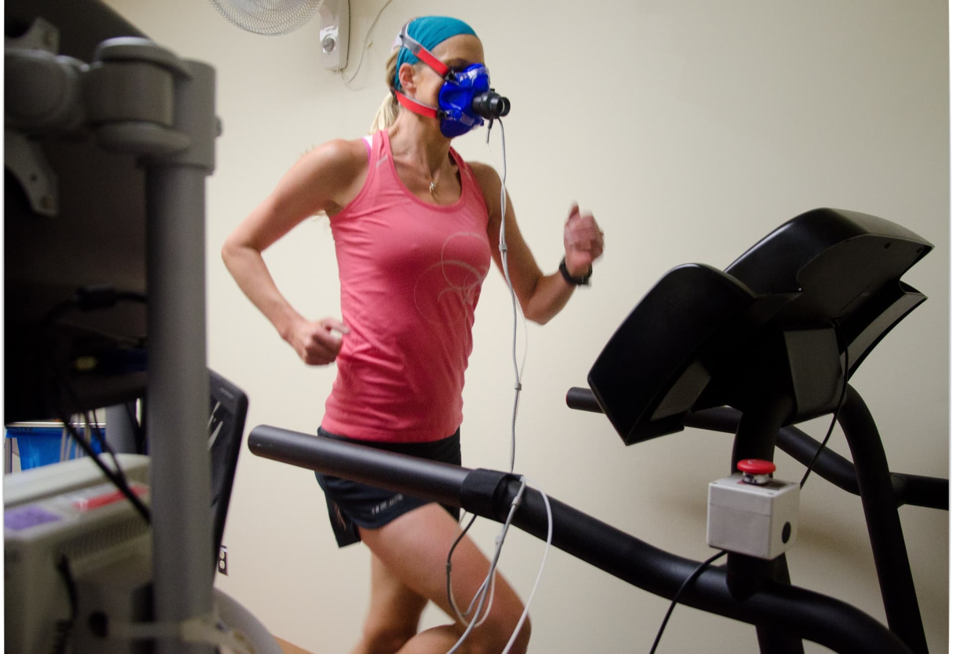 Kristin Larsson running on a treadmill during a laboratory VO2 max test